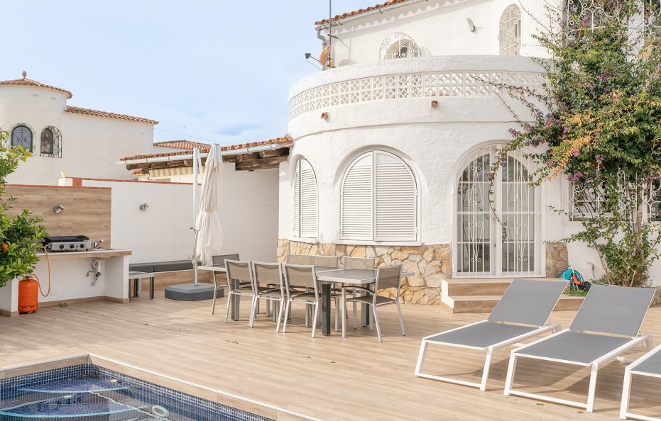Villa con piscina y cerca del canal en Empuriabrava