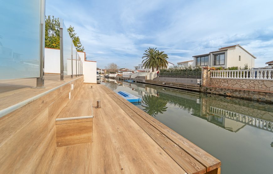 Villa con piscina y cerca del canal en Empuriabrava