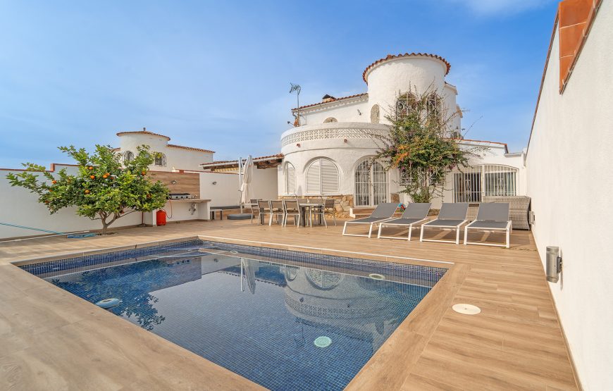 Villa con piscina y cerca del canal en Empuriabrava