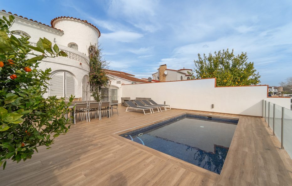 Villa con piscina y cerca del canal en Empuriabrava