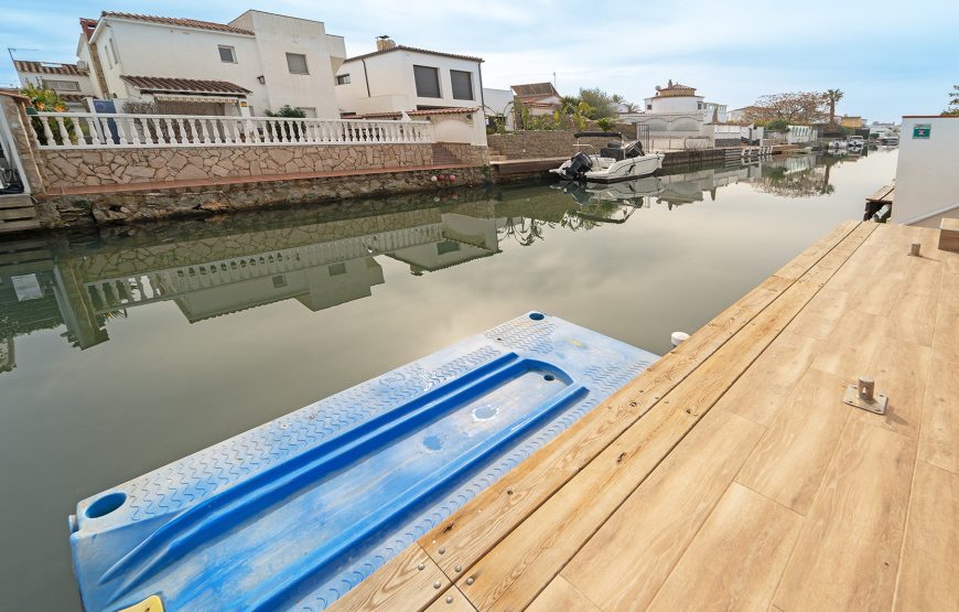 Villa con piscina y cerca del canal en Empuriabrava