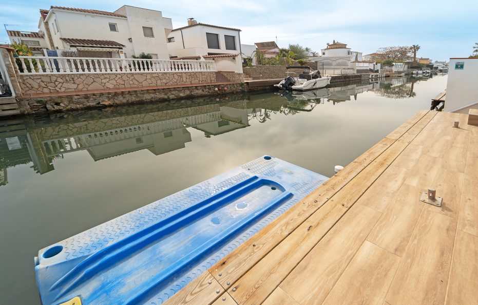 Villa con piscina y cerca del canal en Empuriabrava