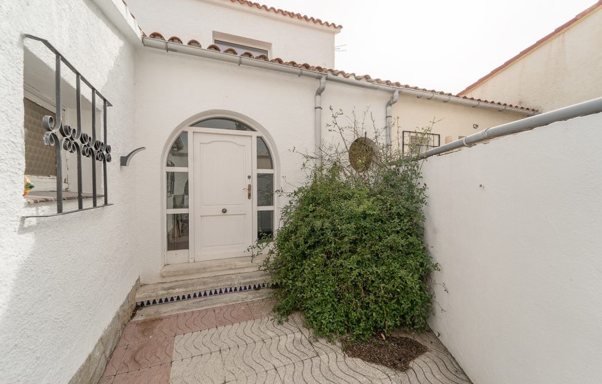 Villa con piscina y cerca del canal en Empuriabrava