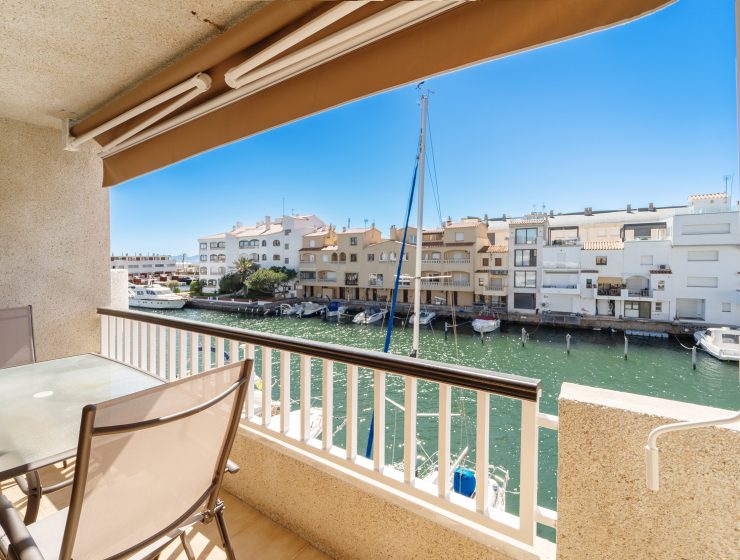 Apartamento con vistas al canal en Empuriabrava