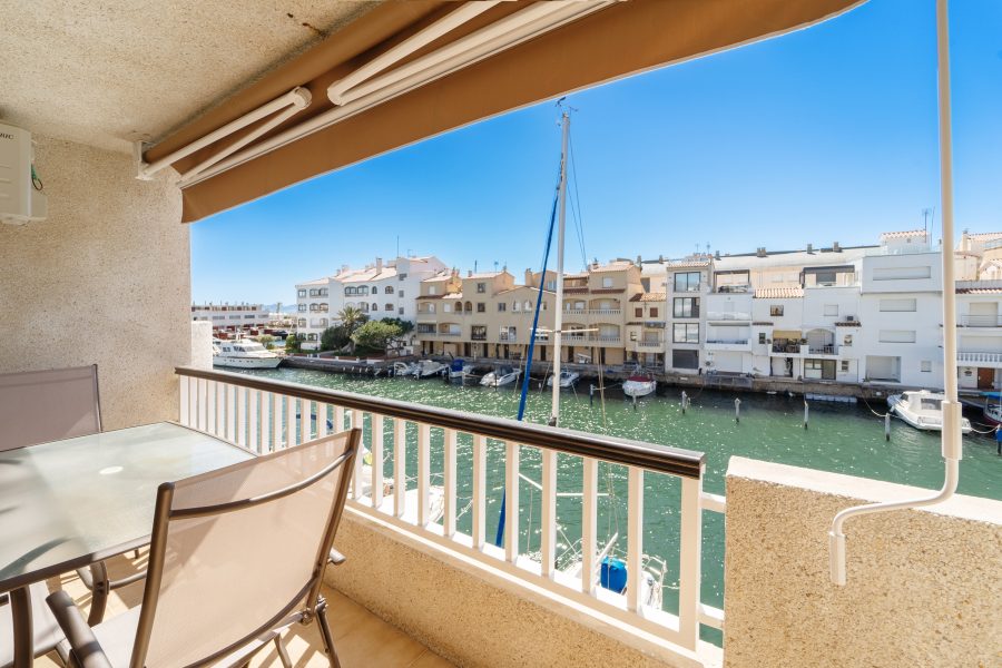 Apartamento con vistas al canal en Empuriabrava