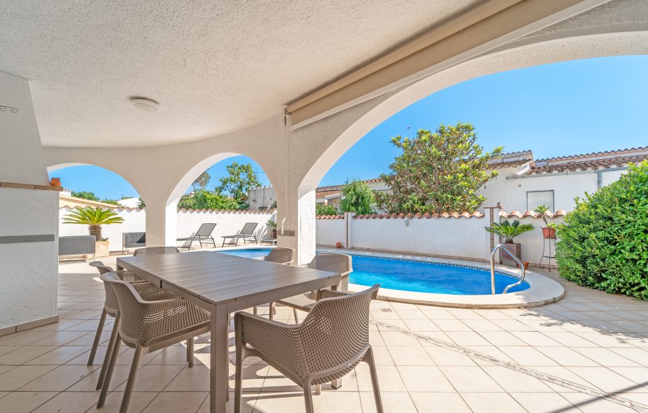 Villa con piscina privada en Empuriabrava