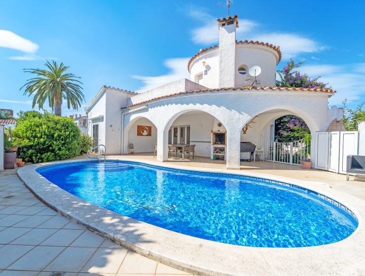 Villa con piscina privada en Empuriabrava