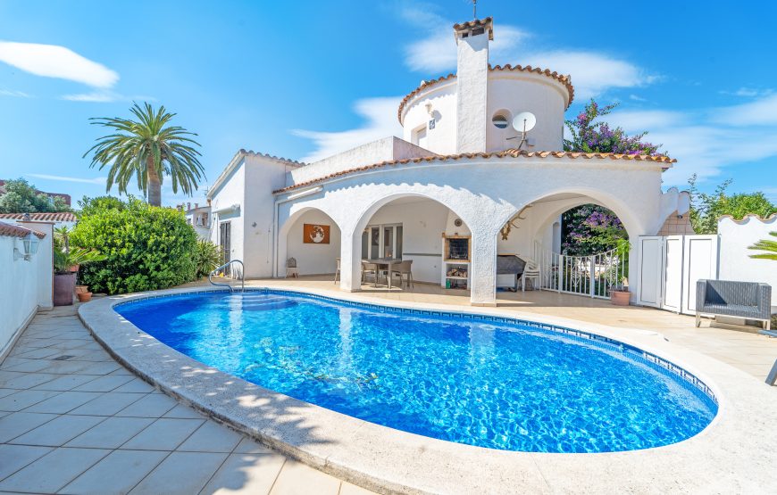Villa con piscina privada en Empuriabrava