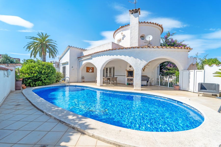 Villa con piscina privada en Empuriabrava