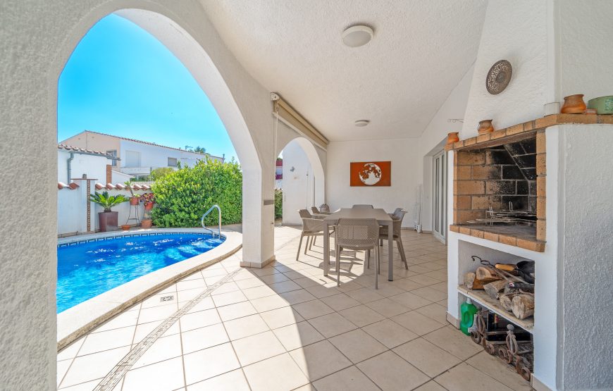 Villa con piscina privada en Empuriabrava