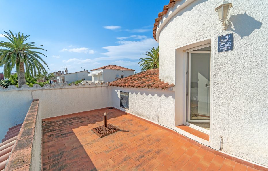Villa con piscina privada en Empuriabrava