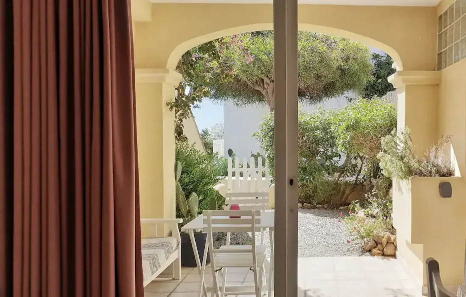 Encantador Apartamento con Jardín | A Solo Un Paso de Cala Llenya