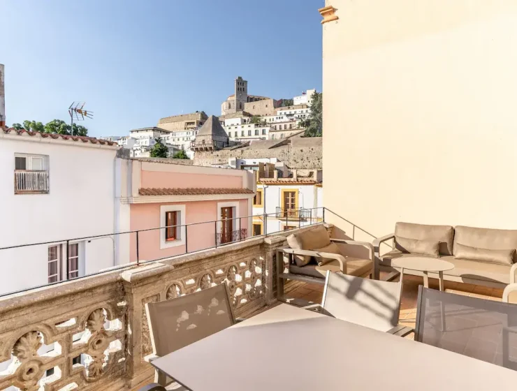 Moderno Ático Dúplex con Vistas Impresionantes a Dalt Vila en el Centro de Ibiza