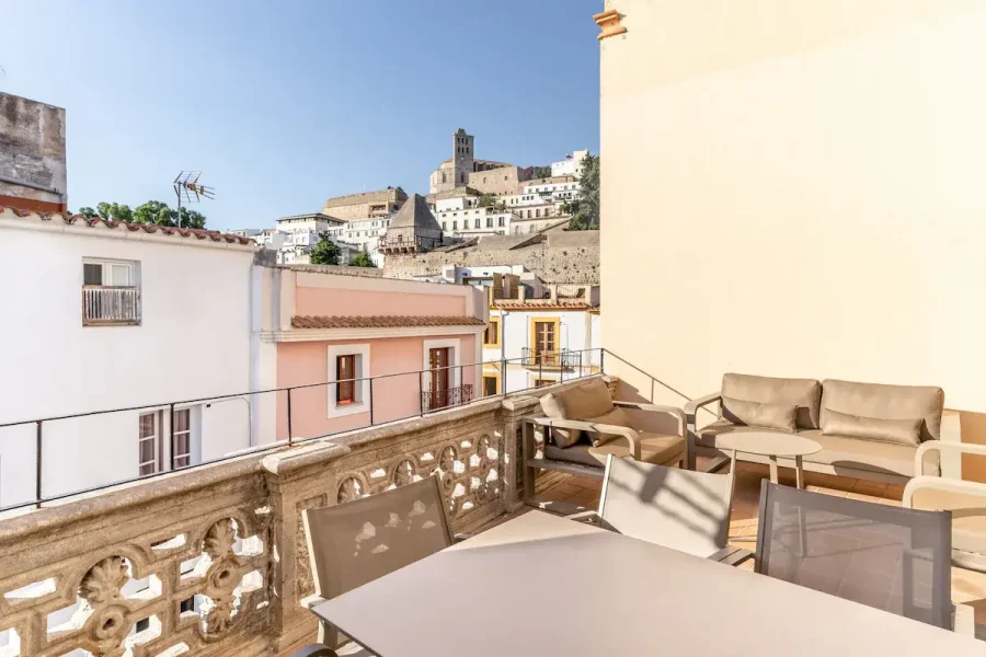 Moderno Ático Dúplex con Vistas Impresionantes a Dalt Vila en el Centro de Ibiza