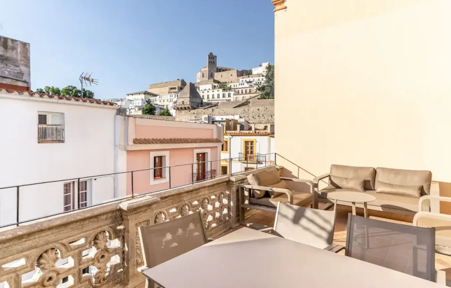 Moderno Ático Dúplex con Vistas Impresionantes a Dalt Vila en el Centro de Ibiza